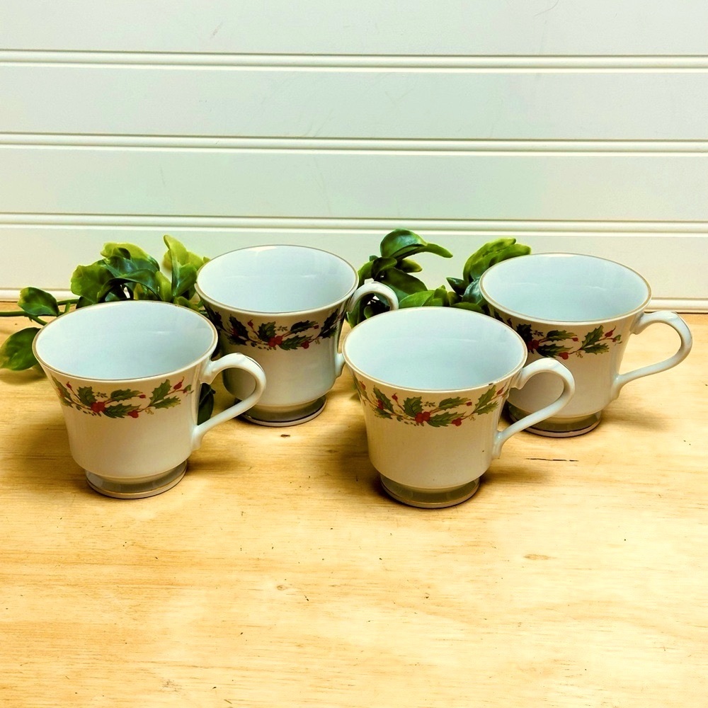 Christmas Noel China Pearl Cups (4) Fine China Holly & Berries Gold Rim White